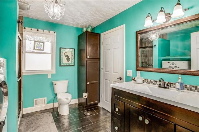 517 NW Lakeview Road, Blue Springs, MO 64014