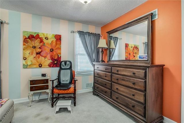 517 NW Lakeview Road, Blue Springs, MO 64014