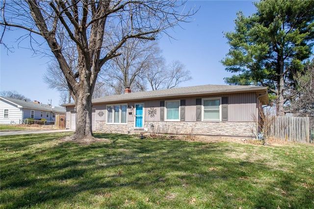 517 NW Lakeview Road, Blue Springs, MO 64014