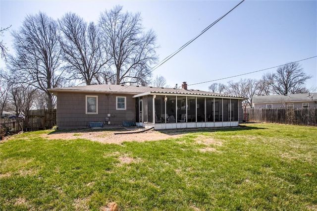 517 NW Lakeview Road, Blue Springs, MO 64014