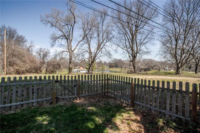 517 NW Lakeview Road, Blue Springs, MO 64014