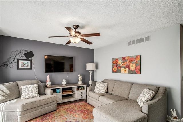 517 NW Lakeview Road, Blue Springs, MO 64014