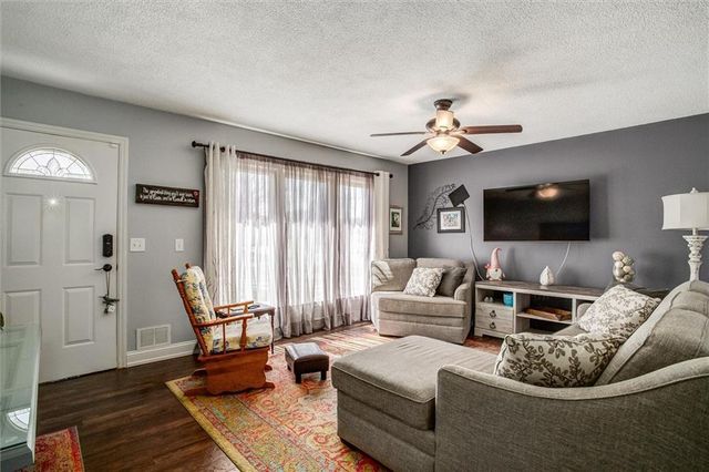 517 NW Lakeview Road, Blue Springs, MO 64014