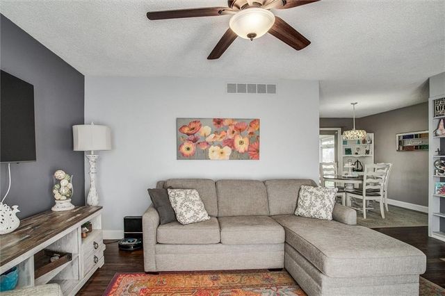 517 NW Lakeview Road, Blue Springs, MO 64014