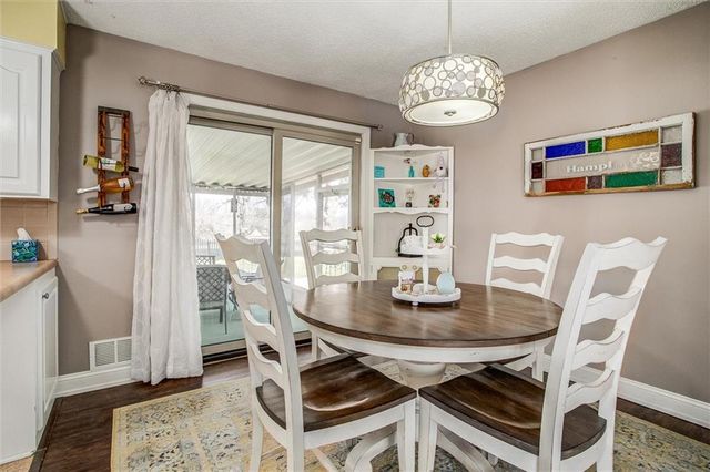 517 NW Lakeview Road, Blue Springs, MO 64014