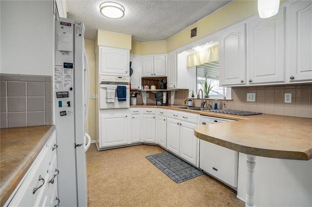 517 NW Lakeview Road, Blue Springs, MO 64014