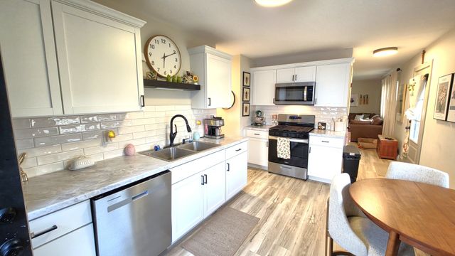 1426 Davenport Street, Le Claire, IA 52753