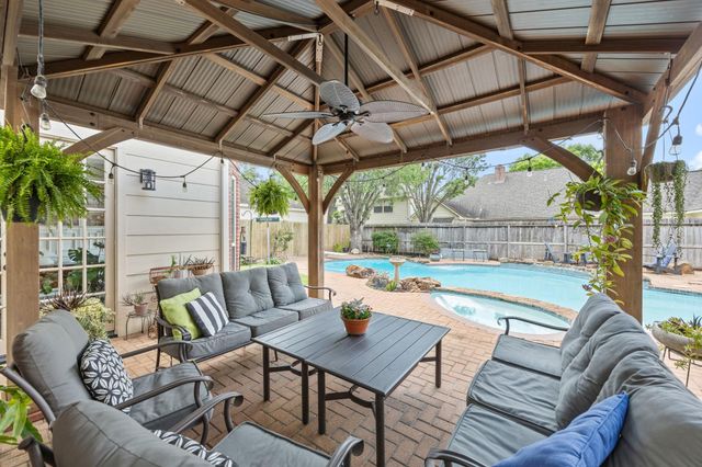 2211 Walnut Grove Lane, Richmond, TX 77406