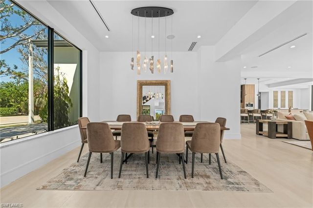 1800 Crayton RD, Naples, FL 34102