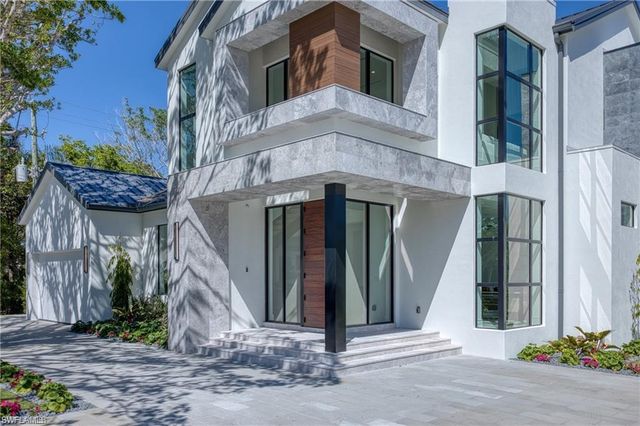 1800 Crayton RD, Naples, FL 34102