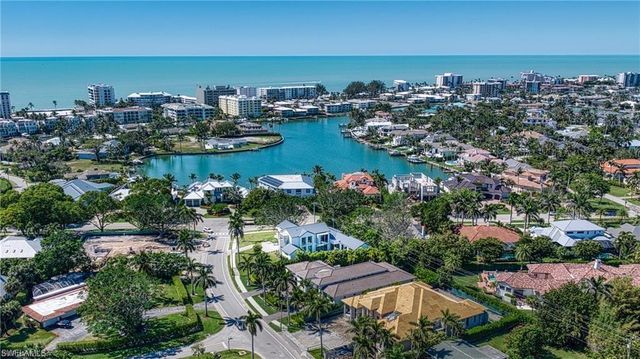 1800 Crayton RD, Naples, FL 34102