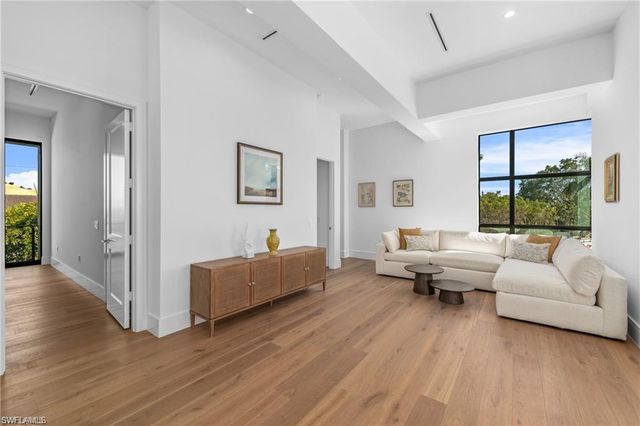 1800 Crayton RD, Naples, FL 34102