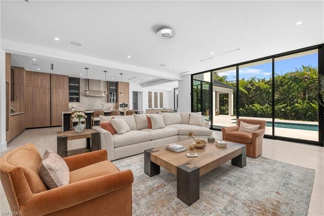 1800 Crayton RD, Naples, FL 34102