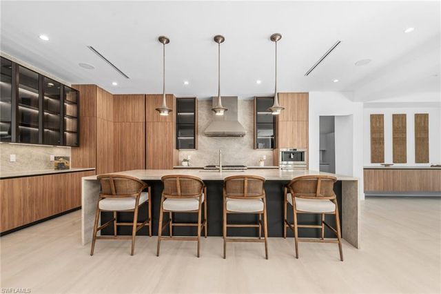 1800 Crayton RD, Naples, FL 34102