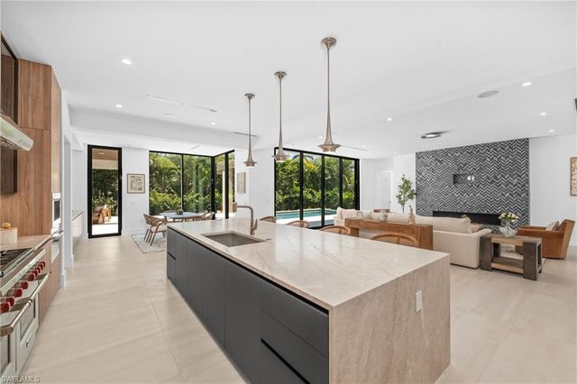 1800 Crayton RD, Naples, FL 34102