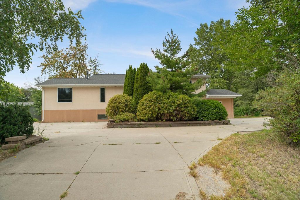 2981 Pilot Knob Road, Eagan, MN 55121 — exterior