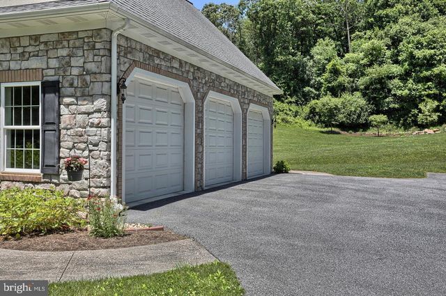 304 IRON VALLEY DR, Lebanon, PA 17042