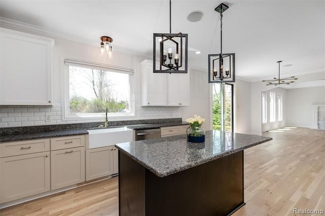 2862 Bay Hill Court, Oakland, MI 48363