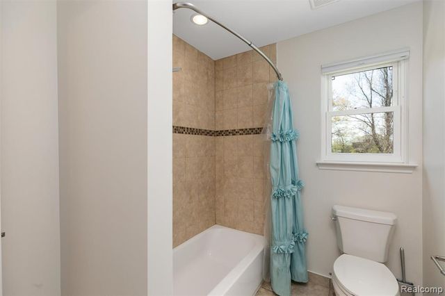 2862 Bay Hill Court, Oakland, MI 48363
