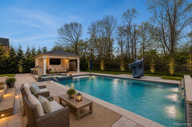 2862 Bay Hill Court, Oakland, MI 48363