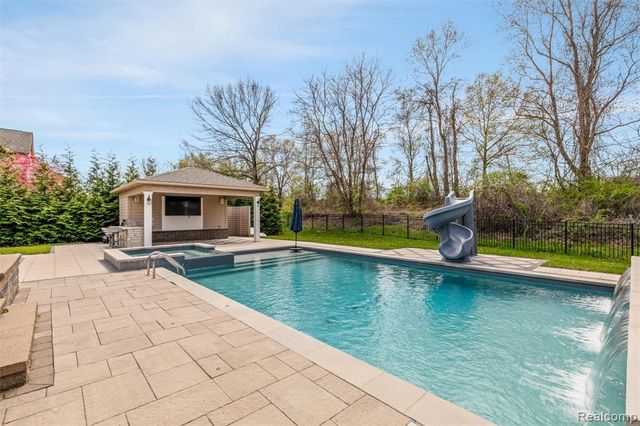 2862 Bay Hill Court, Oakland, MI 48363