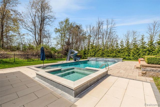 2862 Bay Hill Court, Oakland, MI 48363