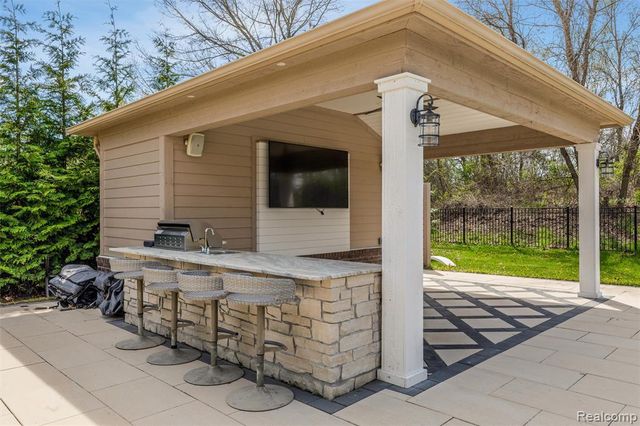 2862 Bay Hill Court, Oakland, MI 48363