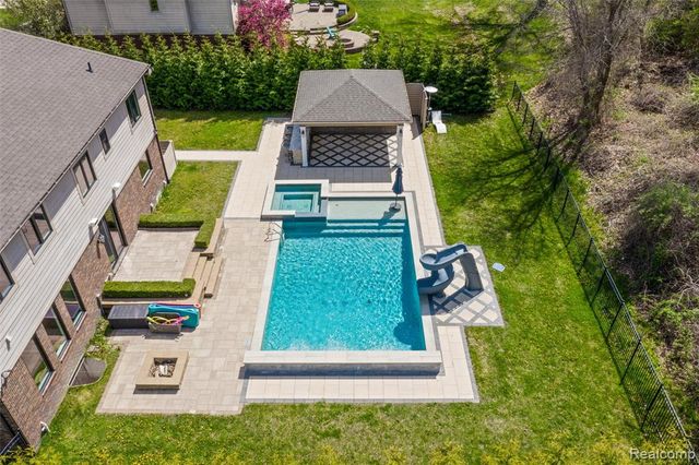 2862 Bay Hill Court, Oakland, MI 48363