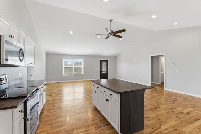 1041 Twin Creek Rd, Charlotte, TN 37036