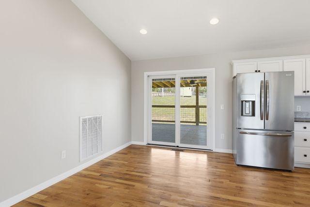 1041 Twin Creek Rd, Charlotte, TN 37036