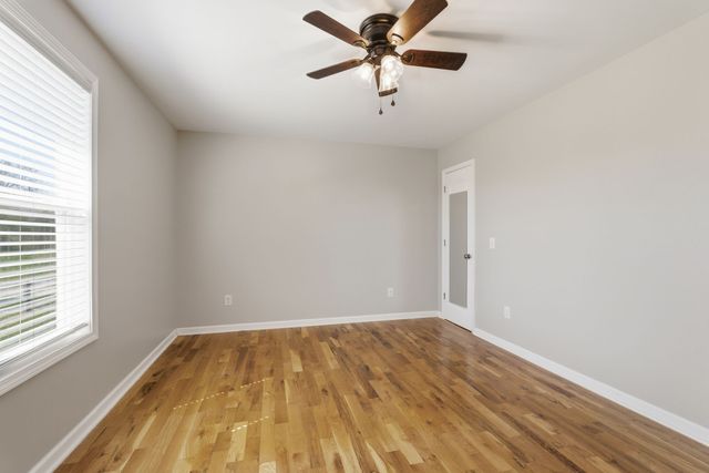 1041 Twin Creek Rd, Charlotte, TN 37036