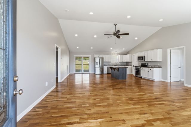 1041 Twin Creek Rd, Charlotte, TN 37036