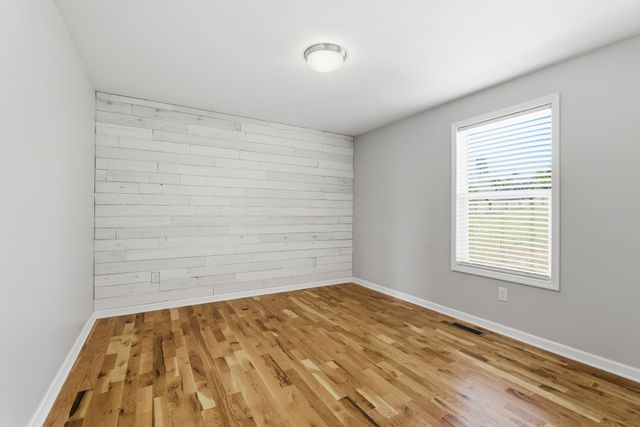 1041 Twin Creek Rd, Charlotte, TN 37036