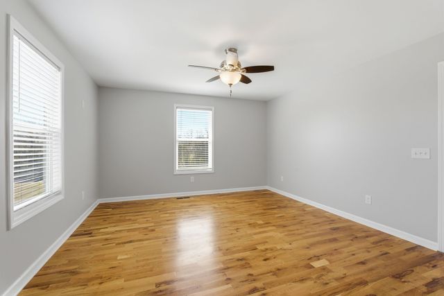 1041 Twin Creek Rd, Charlotte, TN 37036