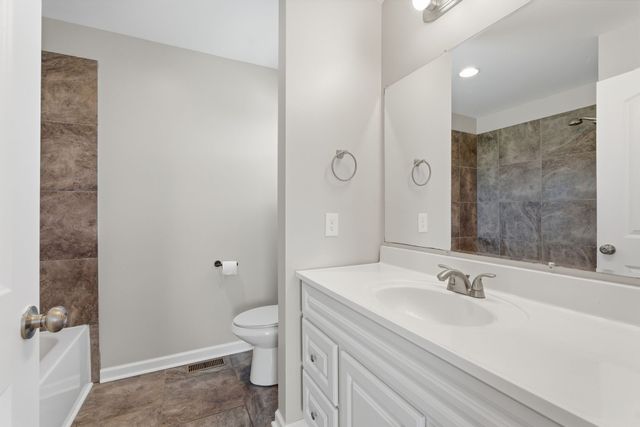 1041 Twin Creek Rd, Charlotte, TN 37036