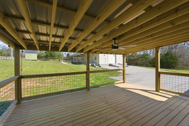 1041 Twin Creek Rd, Charlotte, TN 37036