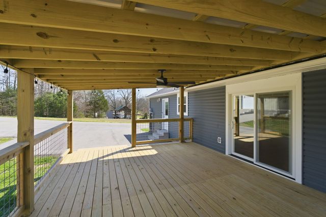 1041 Twin Creek Rd, Charlotte, TN 37036