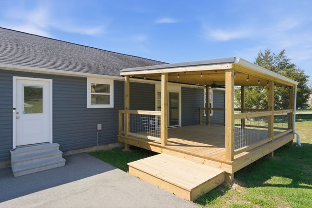 1041 Twin Creek Rd, Charlotte, TN 37036