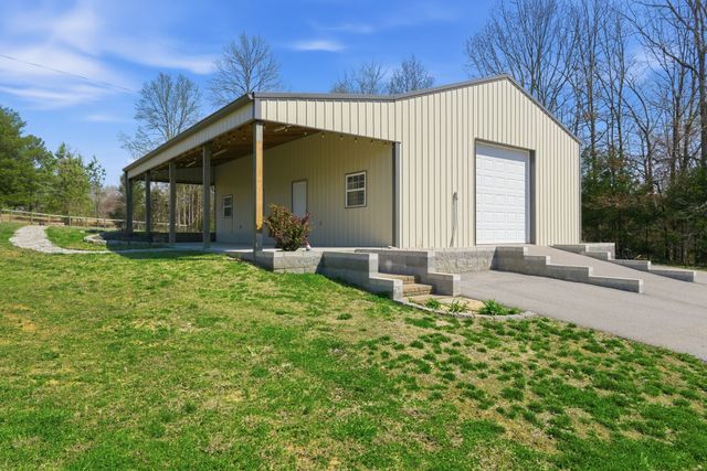 1041 Twin Creek Rd, Charlotte, TN 37036