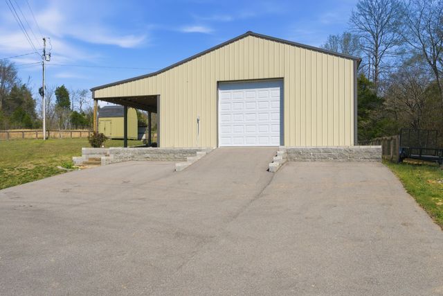 1041 Twin Creek Rd, Charlotte, TN 37036