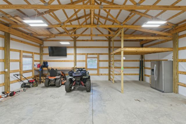 1041 Twin Creek Rd, Charlotte, TN 37036