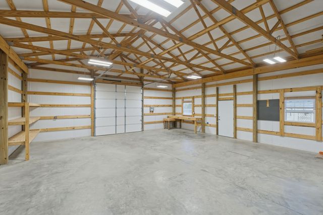 1041 Twin Creek Rd, Charlotte, TN 37036