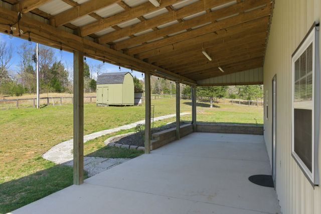 1041 Twin Creek Rd, Charlotte, TN 37036