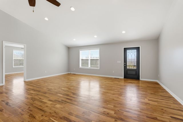 1041 Twin Creek Rd, Charlotte, TN 37036