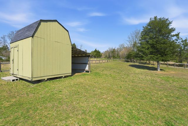 1041 Twin Creek Rd, Charlotte, TN 37036