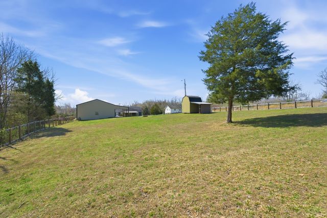 1041 Twin Creek Rd, Charlotte, TN 37036