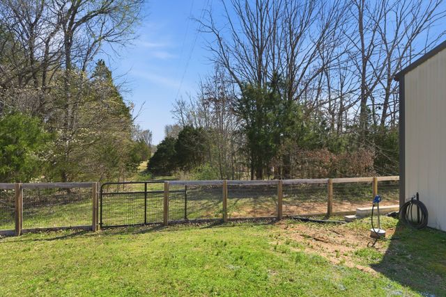 1041 Twin Creek Rd, Charlotte, TN 37036