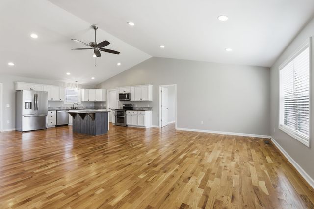 1041 Twin Creek Rd, Charlotte, TN 37036