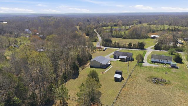 1041 Twin Creek Rd, Charlotte, TN 37036