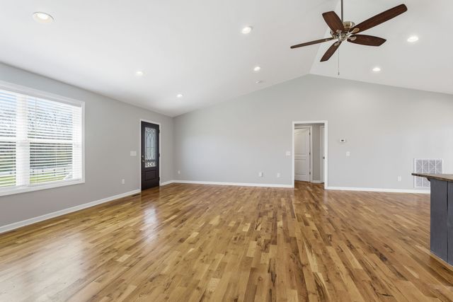 1041 Twin Creek Rd, Charlotte, TN 37036